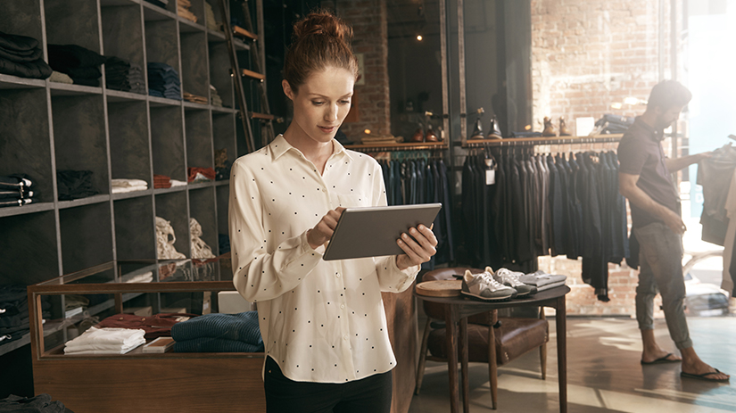 Sprzedawczyni trzymająca tablet