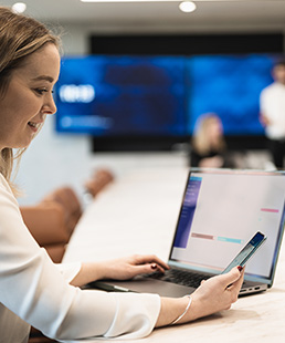 Osoba patrząca w telefon