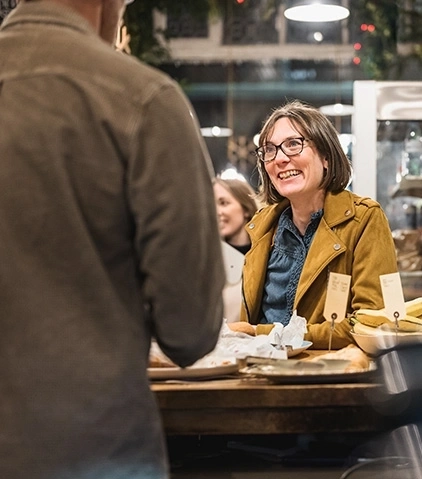 kobieta w restauracji płacąca za jedzenie
