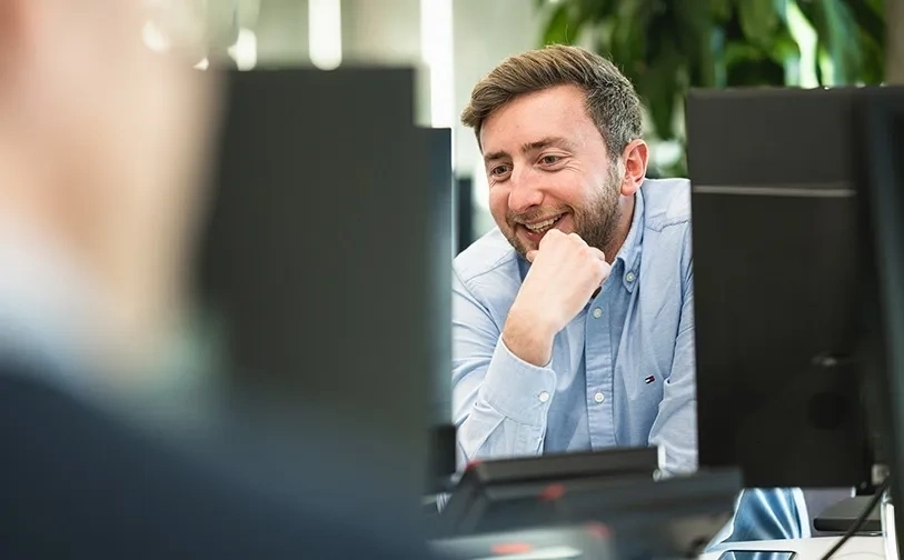 Mężczyzna patrzacy na ekran komputera